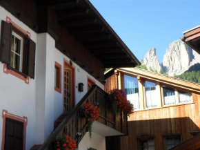 casa claudio-APPARTAMENTI IN CENTRO Campitello Die Fassa